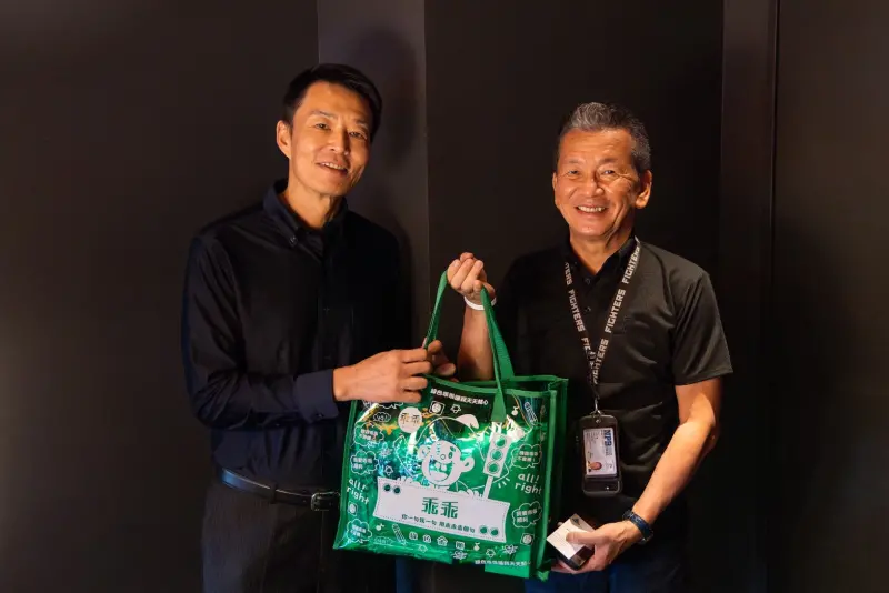 圖／乖乖提供 乖乖 × 可口可樂聯名「鴻運乖乖箱」限量登場！momo獨家開賣，中元祭拜聯名加持，拜拜好平安、開運超時尚！